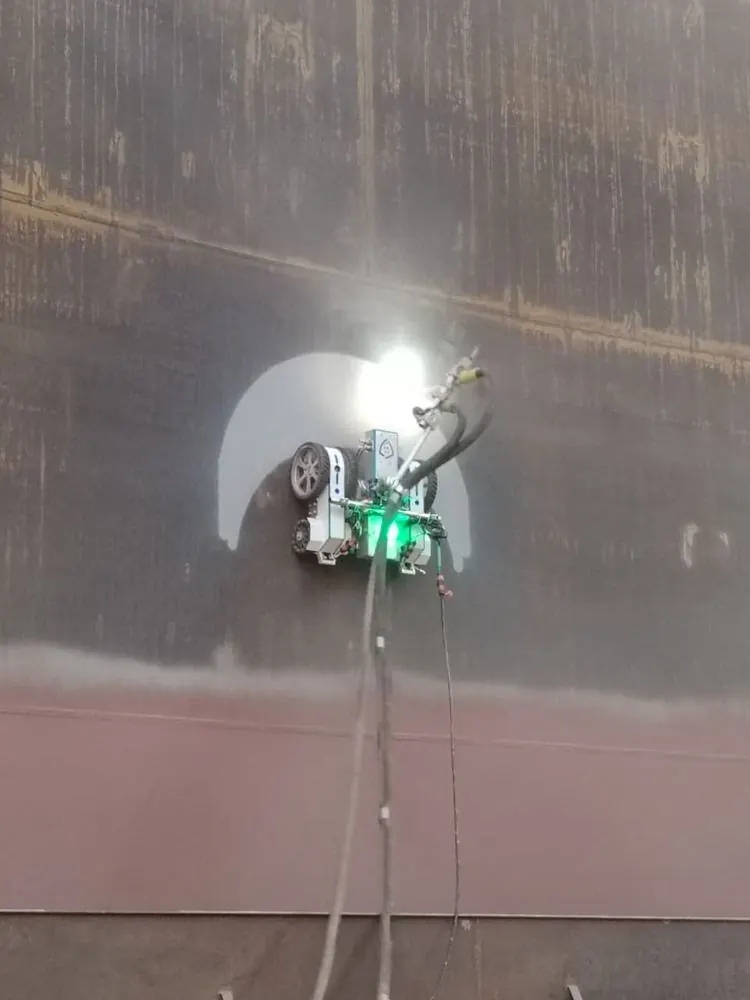 Swing-arm head clearing an arc around the robot