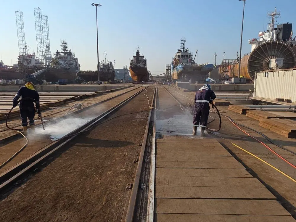 Shipyard rail tracks — manual UHP hydroblasting